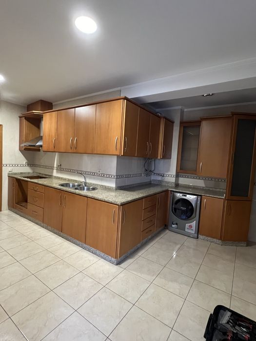 Cozinha madeira com tampos granito com 344cm + 201cm + 204cm