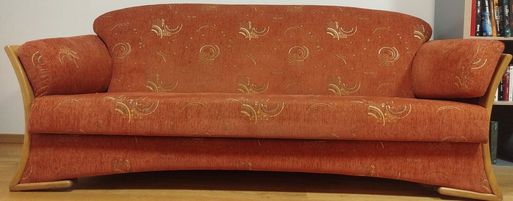 Rozkładana kanapa wyczyszczona tapicerka miejsce na pościel i fotel