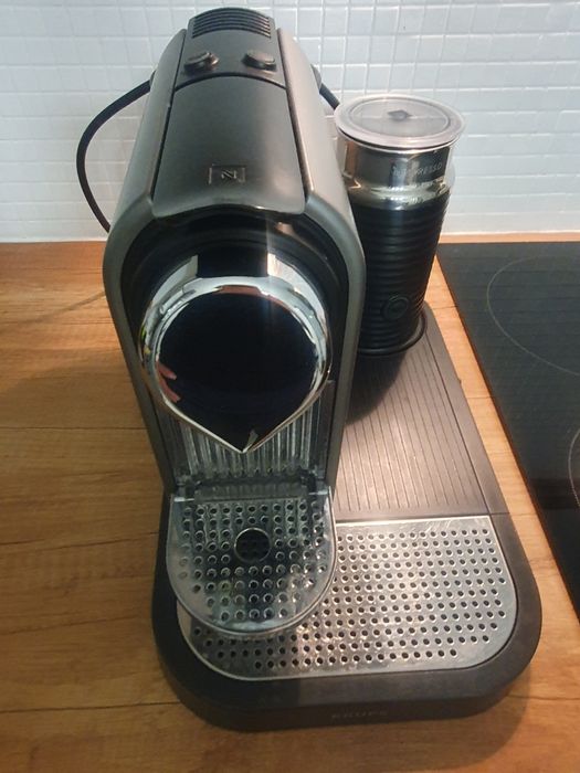 Ekspres do kawy Krups na kapsułki, spieniacz