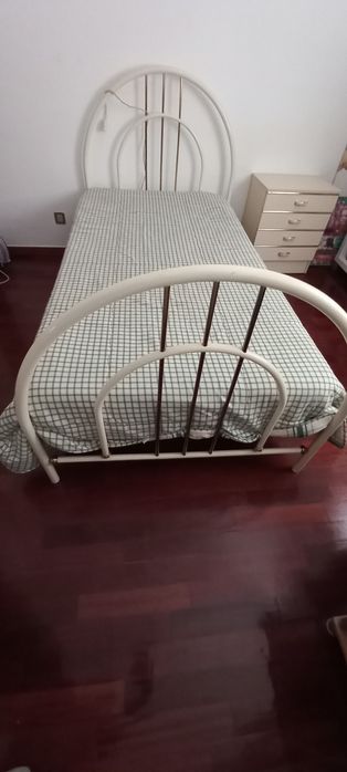 Cama solteito e mesinha cabeceira