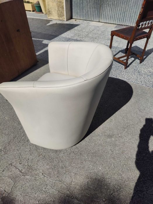 Cadeira em pele branca