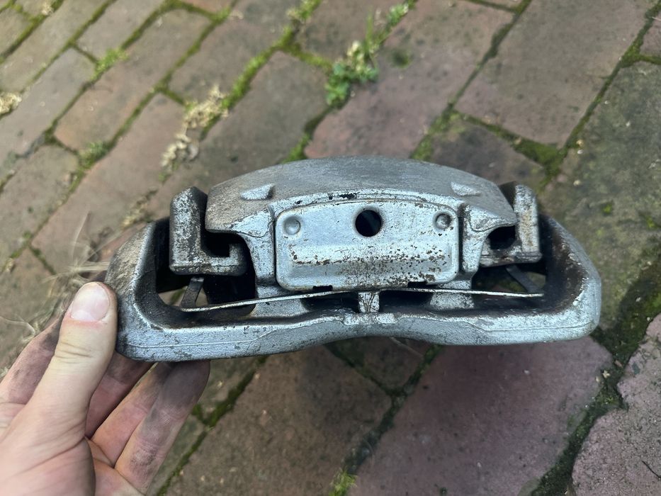 BMW E60 zacisk prawy przód 530d 60/30 324