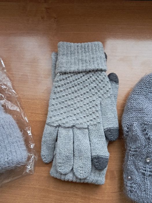 Czapki damskie zimowe i rękawiczki