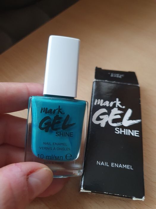 Sprzedam.nowy lakier do paznokci Avon