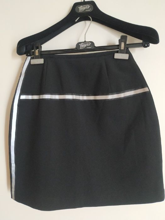 Vendo saia preta com tiras prateadas - nova