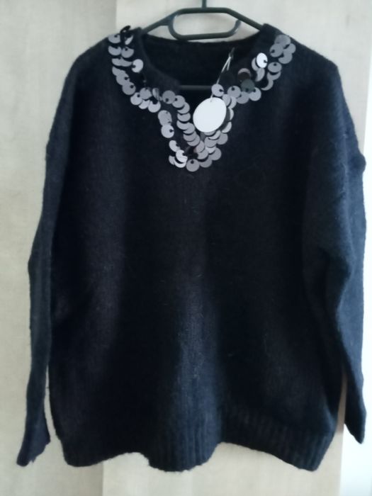 Sweter czarny z cekinami