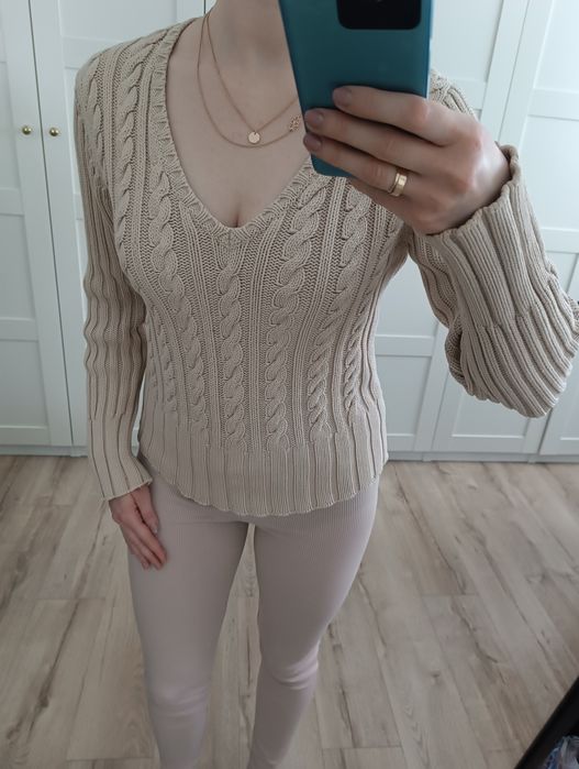 Beżowy gruby sweterek