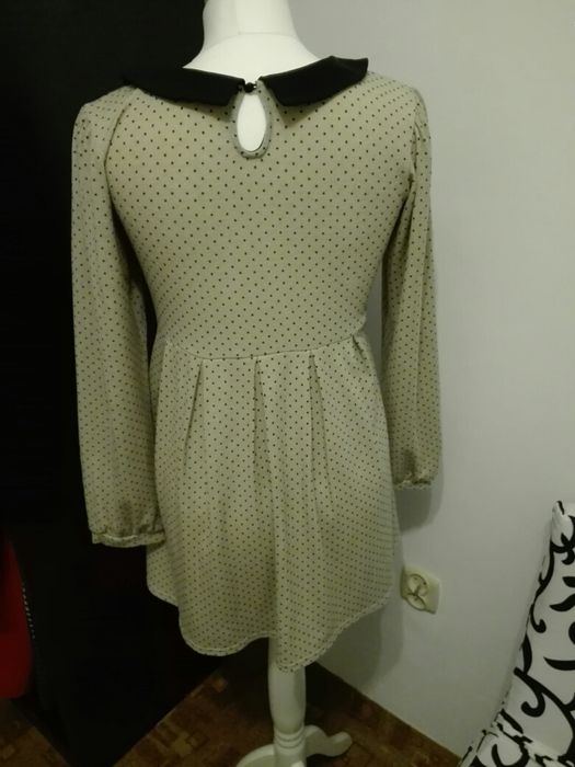 Beżowa sukienka w kropki z kołnierzykiem