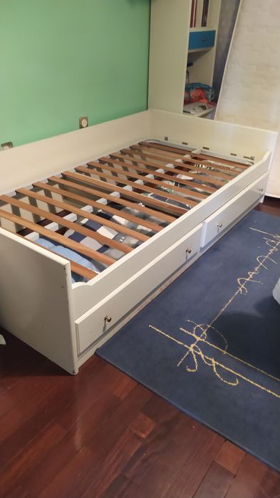 Estúdio com cama de 90cmx198cm com dois gavetões.