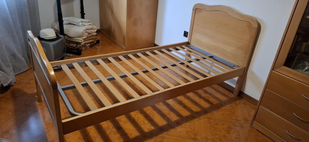 Cama solteiro, cómoda e mesa de cabeceira