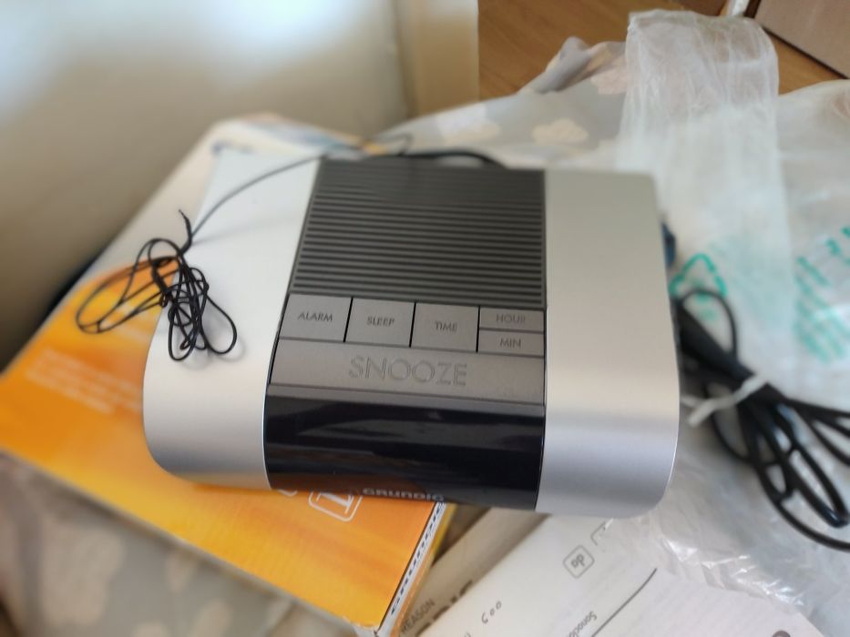 Rádio despertador novo marca Grundig