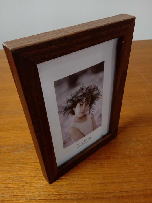 Ramka w rozmiarze 10cmx15cm w kolorze brązowym.
