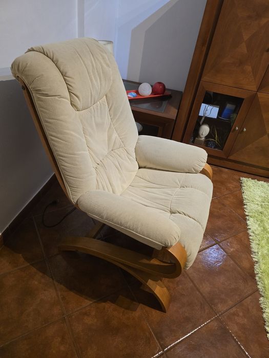 Cadeirões beges em tecido