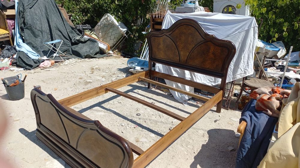 Cama de casal em madeira com estrado