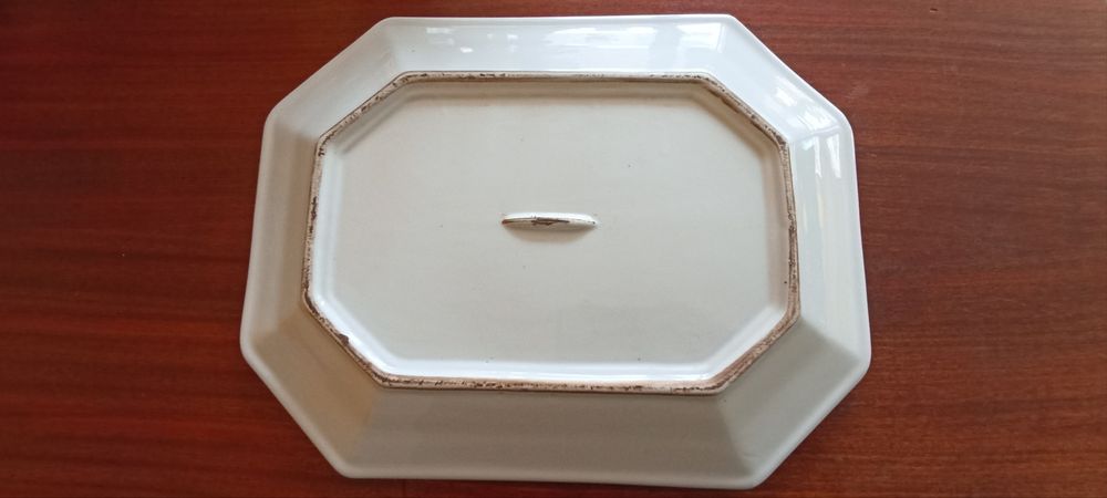 Travessa oitavada oriental em porcelana motivo cena histórica a beira