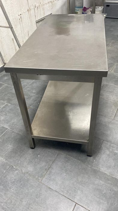 Mesa de apoio com prateleiras em inox