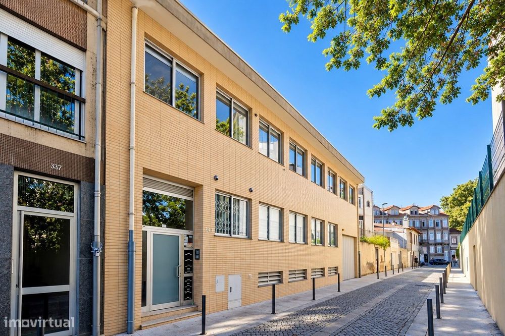 Apartamento T1 com Garagem Vendido mobiliado Marquês