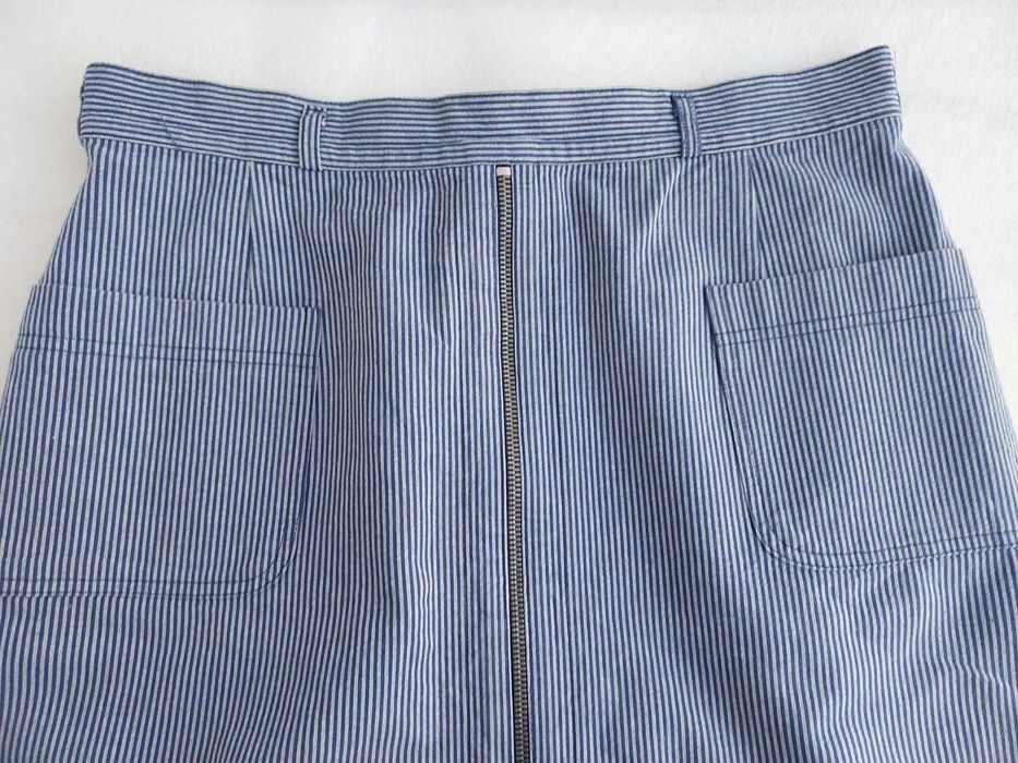 Spódnica , krótka w paseczki-zamek z przodu– 44 InPost