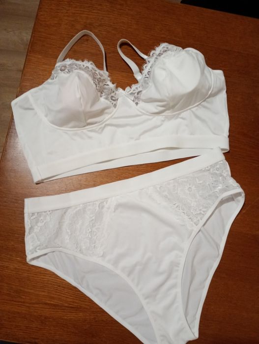 Жіноча білизна великого розміру.