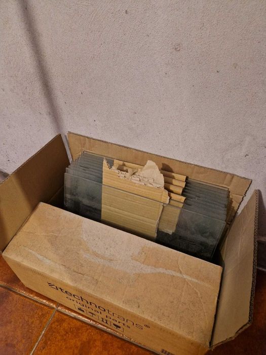 Mobília diversa (secretária, mesa de centro, estantes, mesa de jantar)