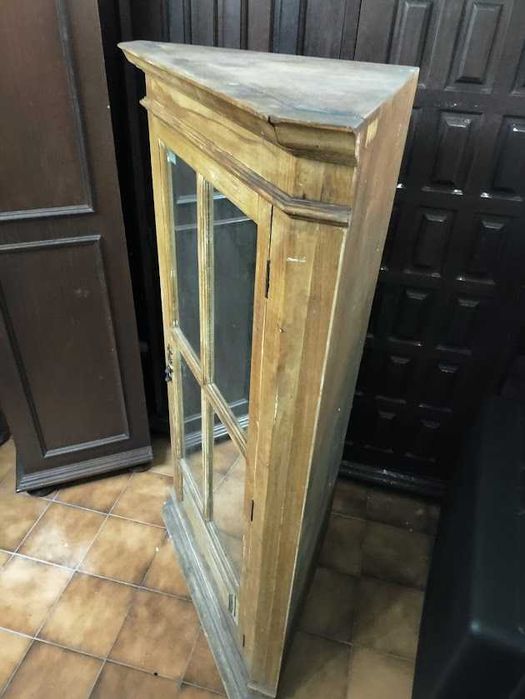 Vitrine Rústica de Canto em Madeira