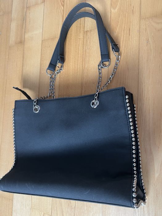 Czarna torebka na pasku ze srebnym łańcuszkiem