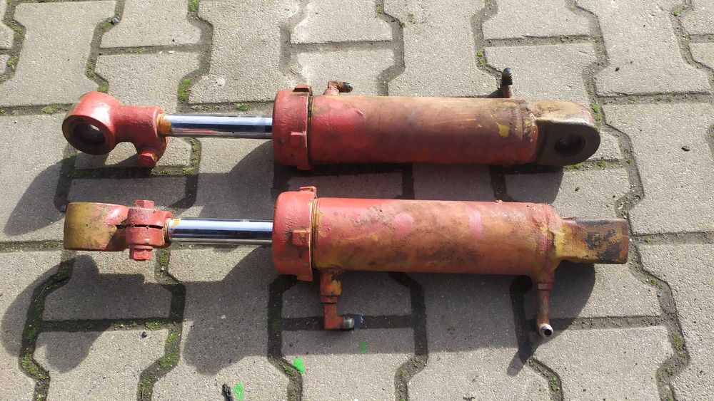 Siłownik pochyłu masztu