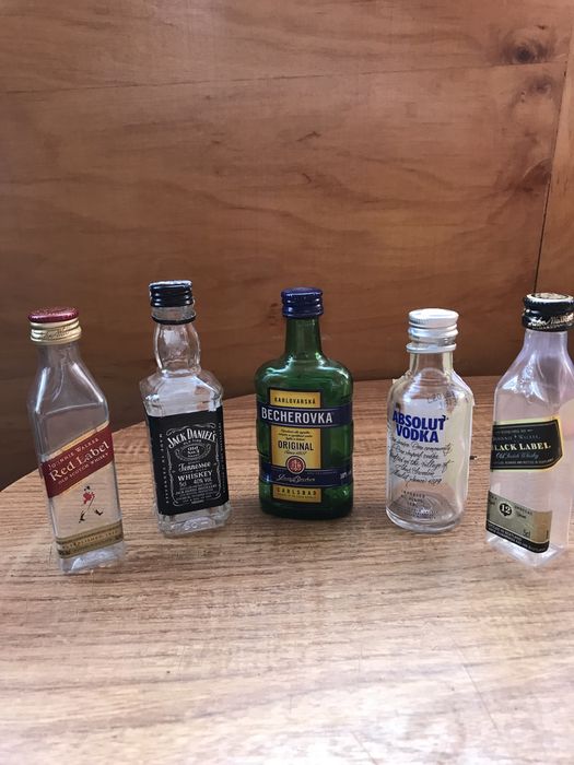 Міні бутилочки з алкоголю (пусті).