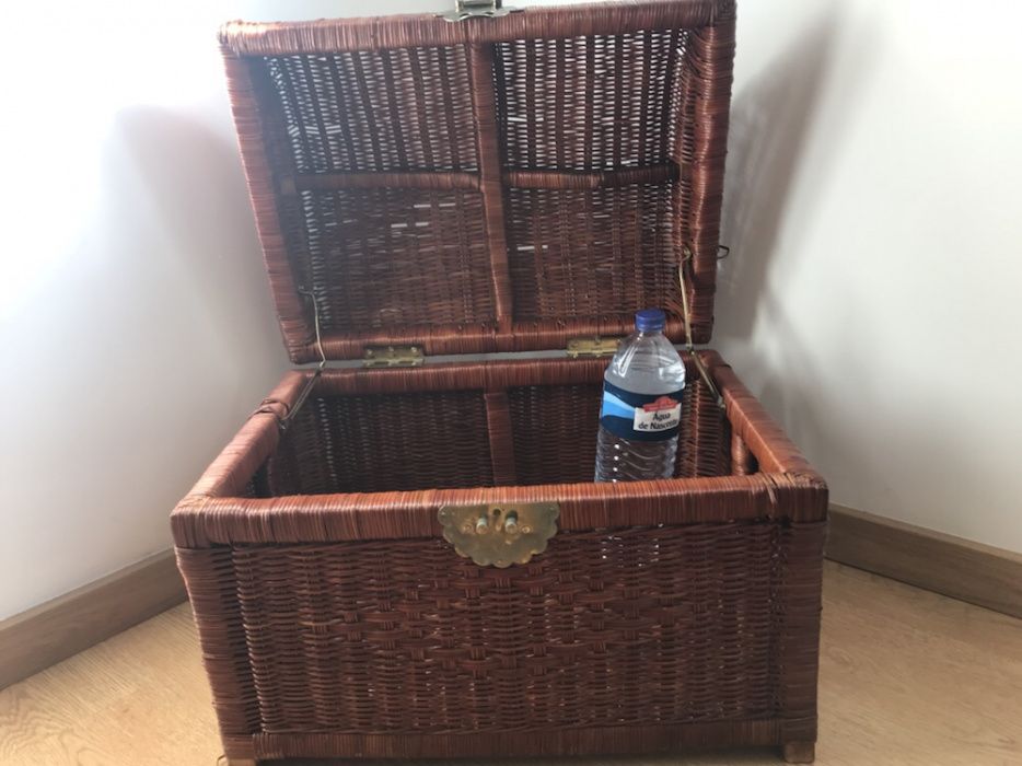 Baú vintage em vime em excelente estado