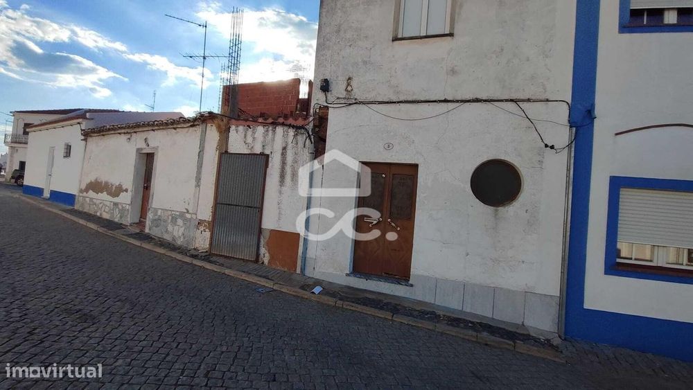 Moradia em construção com potencial em Baleizão.