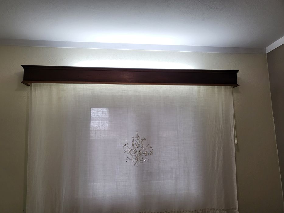 Sanefa usada em madeira maciça electrificada