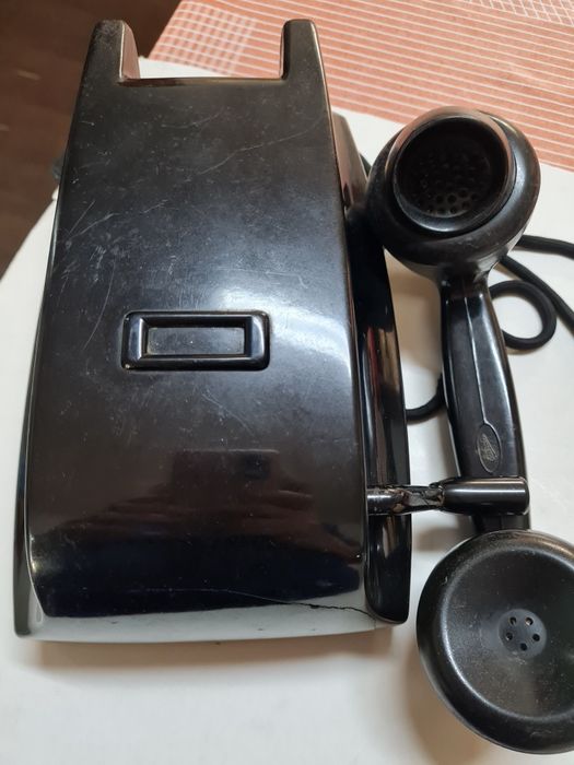 Telefone antigo, de manivela,  para pendurar na parede.