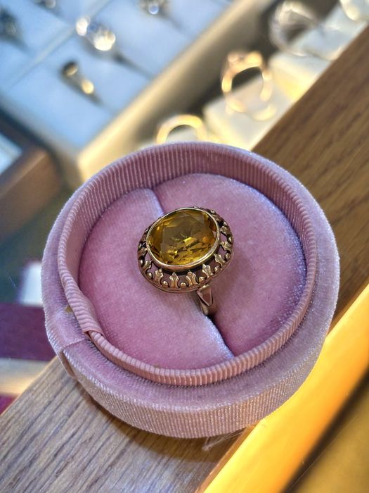 Złoty pierścionek z żółtym oczkiem