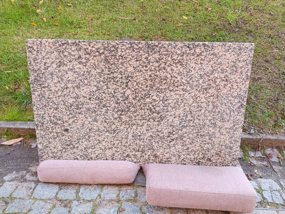 Pedra em granito com medidas: 130/80/3cm.
Exemplar estado de conservaç