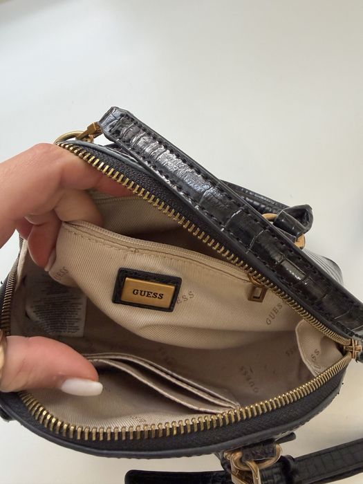 Лаковая сумочка Guess