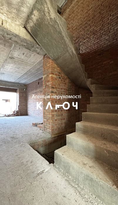 Продаж чудового таунхауса біля парку, перша лінія