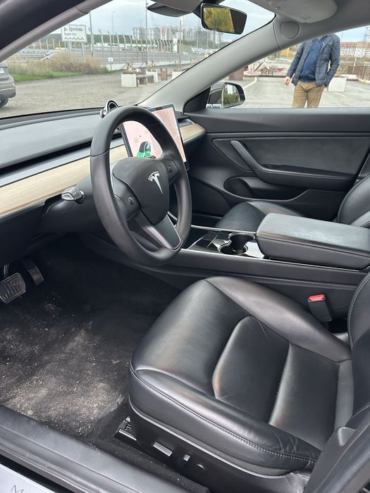 Tesla model 3 2019 рік