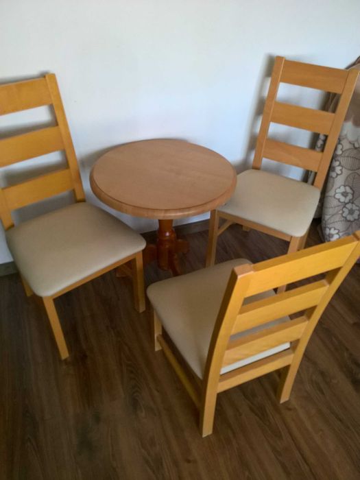 Zestaw stolik plus obniżone  krzesełka