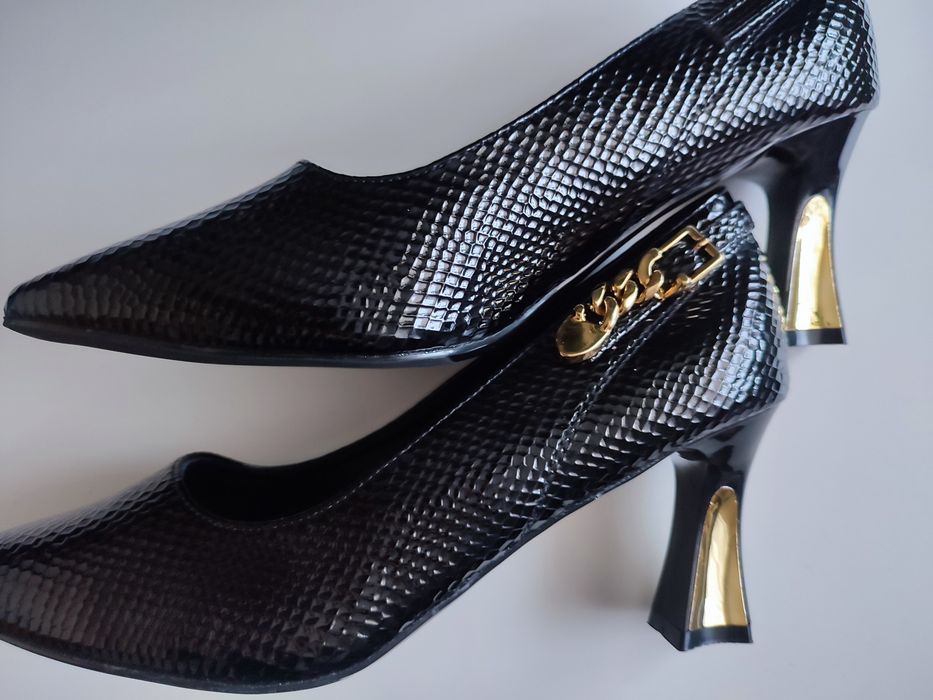 Buty damskie na obcasie nowe.