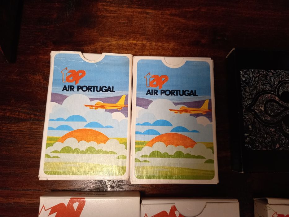8 baralhos de cartas da TAP e 1 baralho da VIASA.