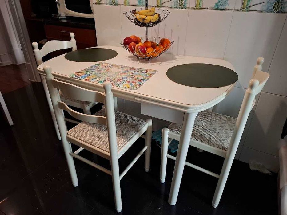 Mesa de cozinha EXTENSÍVEL e 3 cadeiras INCLUIDAS