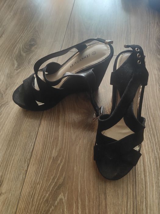 Buty rozmiar 35 na koturnie