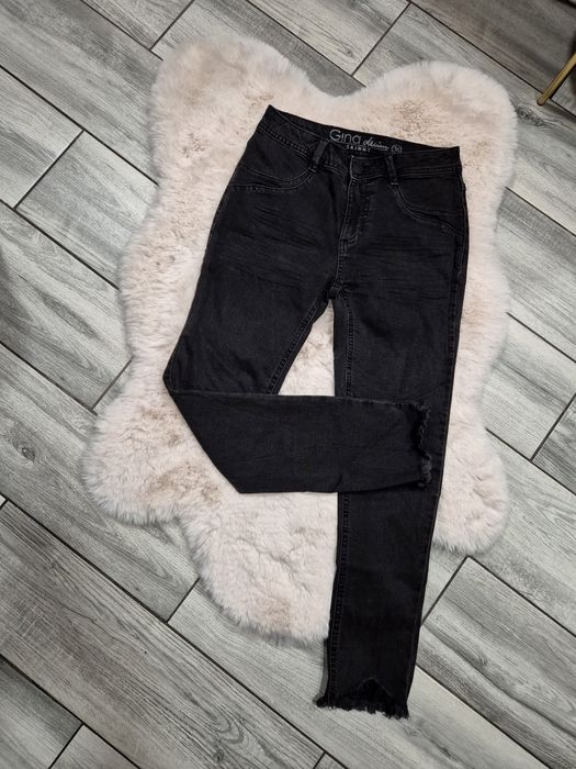 Czarne jeansy skinny o dopasowanym kroju