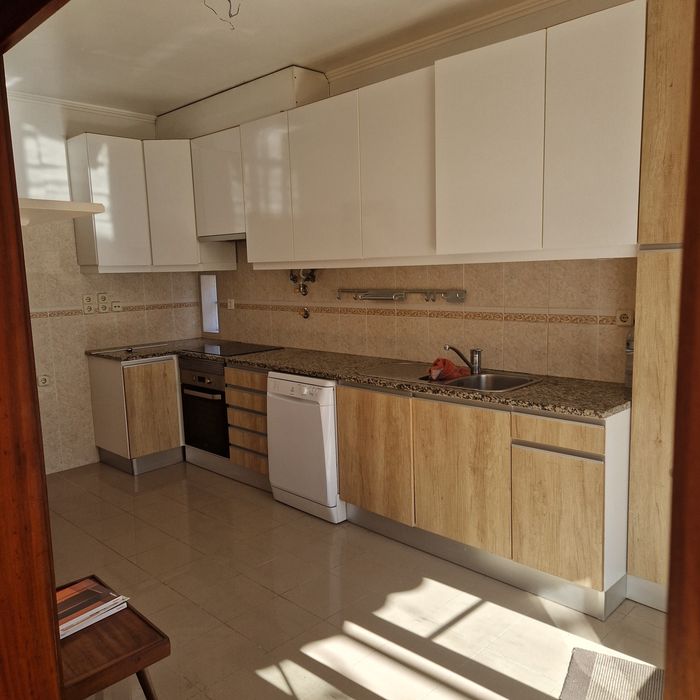Aluga-se moradia T3  Caselas / Restelo lo