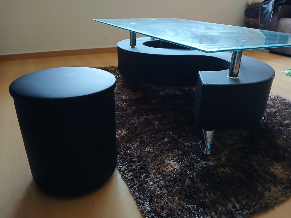 Mesa de sala de estar, completamente nova.