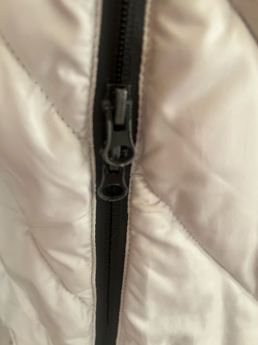 Продам женский пуховик, очень теплый с капюшоном.