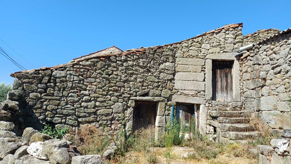 Vende-se moradia para recuperar em aldeia com o baloiço mais bonito de Portugal