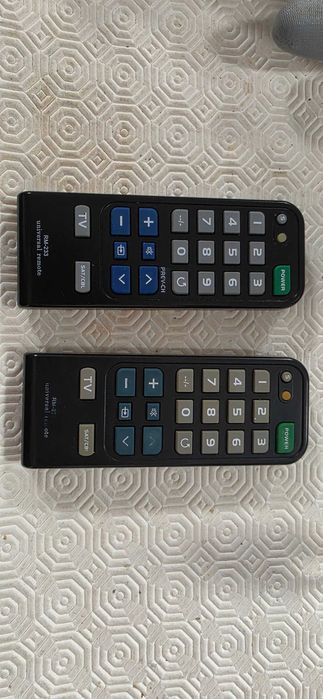 Comando de TV e CBL Simples Universal RM-233 USADO