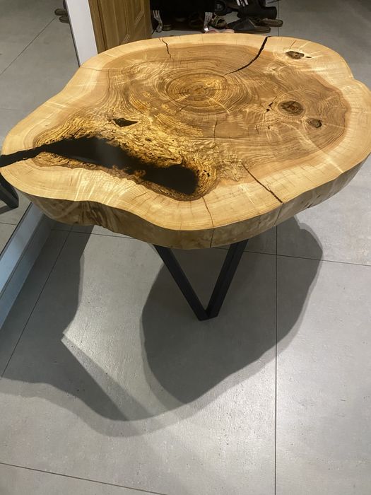 Stolik z dużego plastra jesionu z żywicą loft-96/78cm