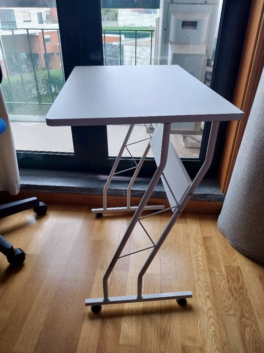 Secretária e cadeira quarto